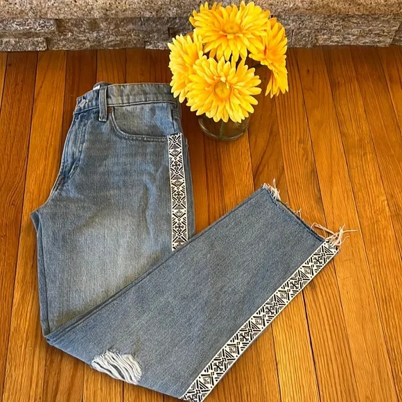 Distressed Lucky Brand Relaxed Taper Jeans with Ribbon Accent Size 24/00 VGC 🌺 - Picture 1 of 9